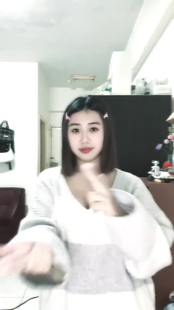 直播主辣妹小背心熱舞，舞姿勾人心弦！ 第一次露額頭 好不習慣