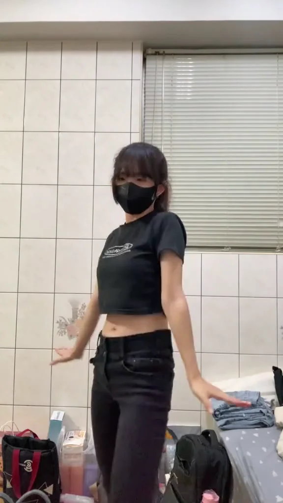 短視頻美女辣妹吊帶裙自拍，秒殺朋友圈！ 徵朋友加我