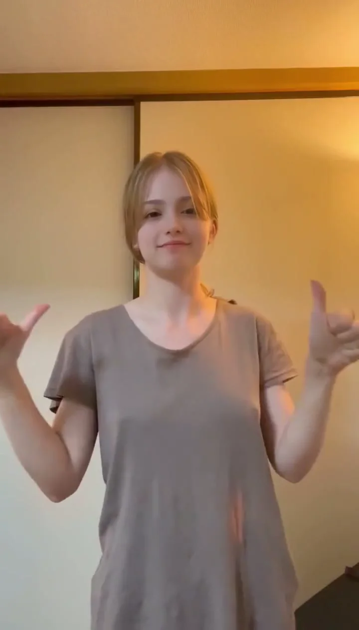 小紅書翹臀辣妹短裙走路，讓人移不開眼睛！ 外國人找男朋友