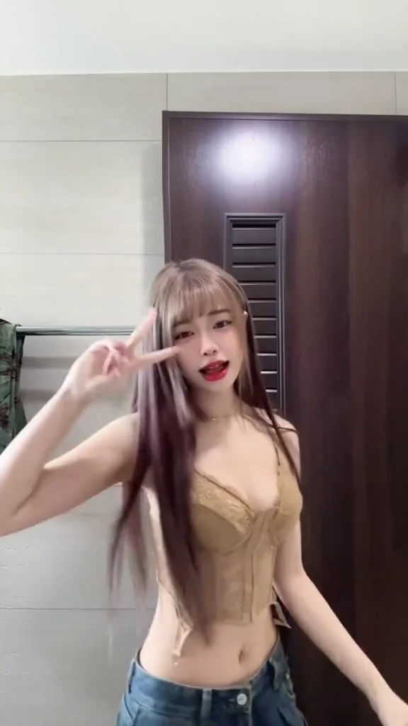 IG正妹小蠻腰吊帶裙轉圈，每一幀都美！ 徵男友