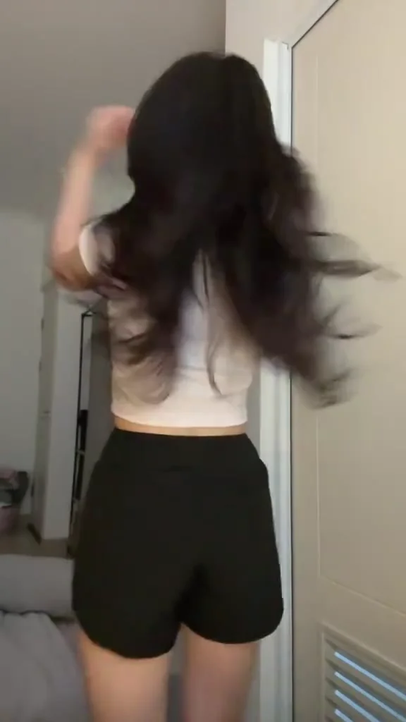 影片女神運動裝熱舞，滿滿活力又撩人！ 徵男友啊