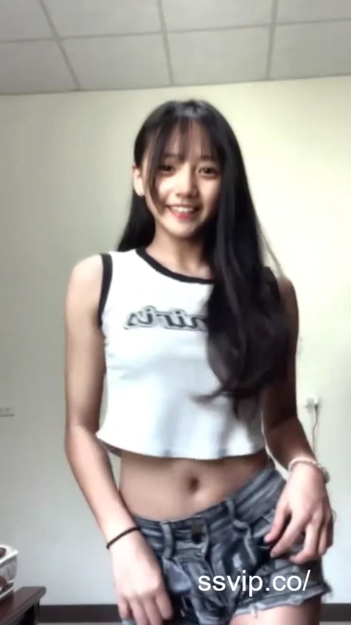 IG正妹小蠻腰吊帶裙轉圈，每一幀都美！ 跳的可以吧