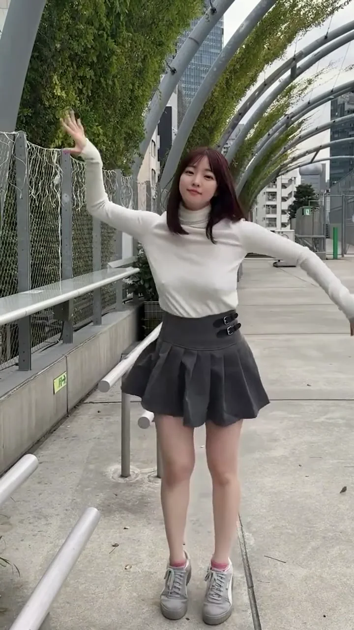 影片女神小蠻腰連身裙轉身，曲線美炸裂！ 天氣好冷哦，跳起來