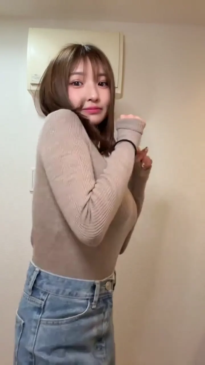 抖音白嫩肌膚制服誘惑回眸，秒入心房！ おあよ️