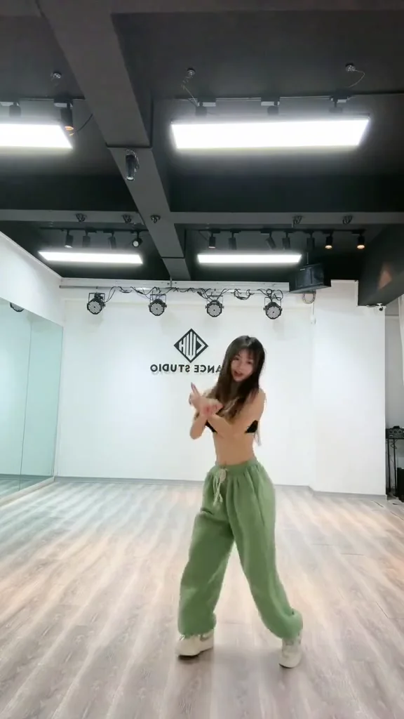 短視頻美女甜美小姐姐吊帶裙漫步，太夢幻了！ 厲害了