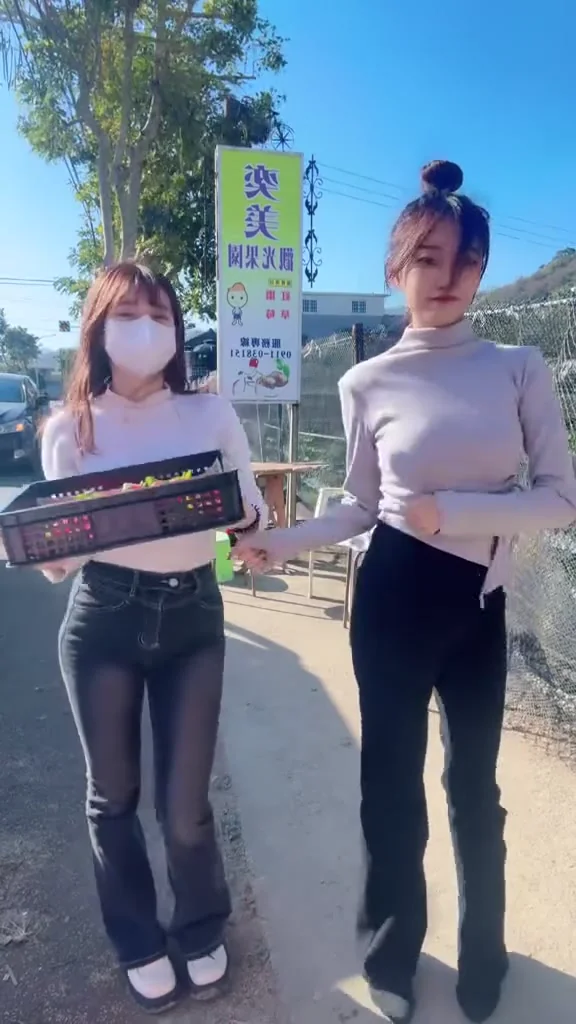 IG正妹翹臀吊帶裙轉身瞬間，美得太犯規了！ 今年草莓好大顆