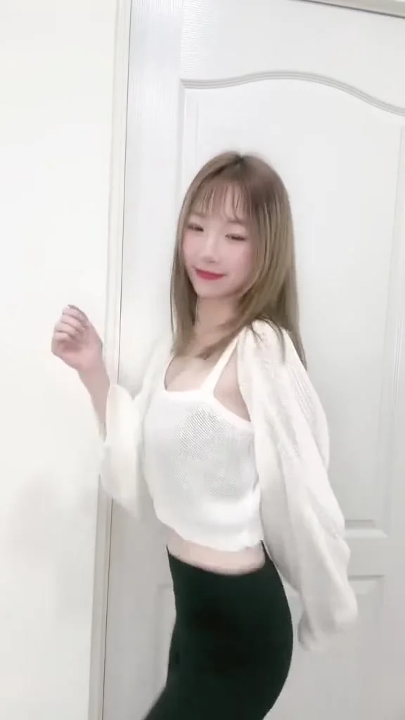 短視頻美女性感女神比基尼戲水，浪花都變甜了！ 應該沒看到