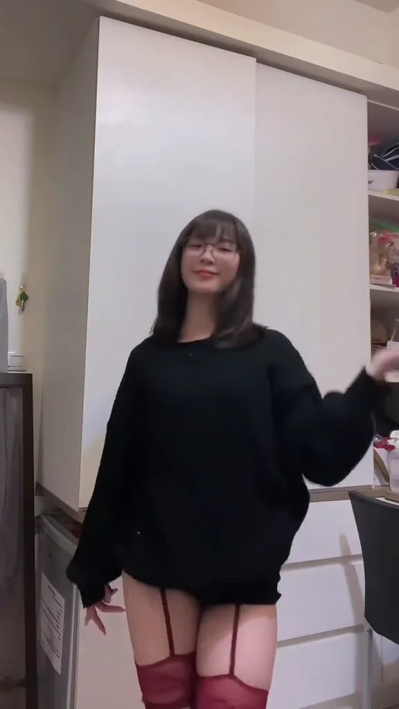 短視頻女神小內衣熱舞，韻味十足太吸睛！ 沒有認真跳，但我猜有人會想看