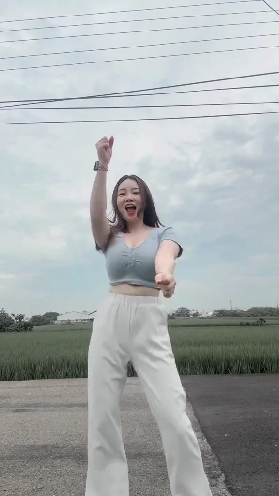 直播主吊帶裙熱舞，全場跟著節奏嗨起來！ 交個朋友吧