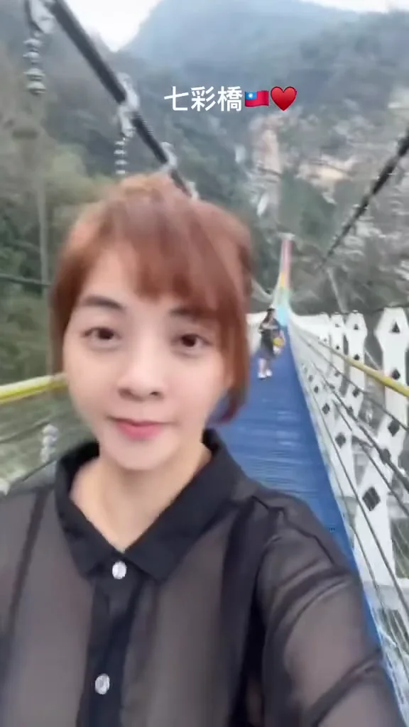 短視頻美女大長腿運動裝開拍，動作太撩人！ 七彩橋好美呀