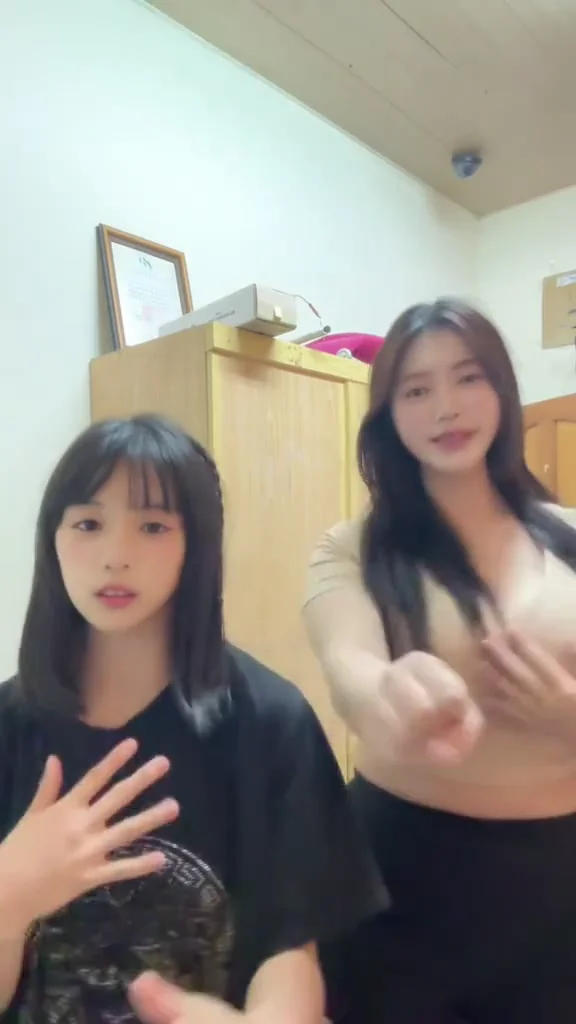影片女神小蠻腰連身裙轉身，曲線美炸裂！ 左右哪一個