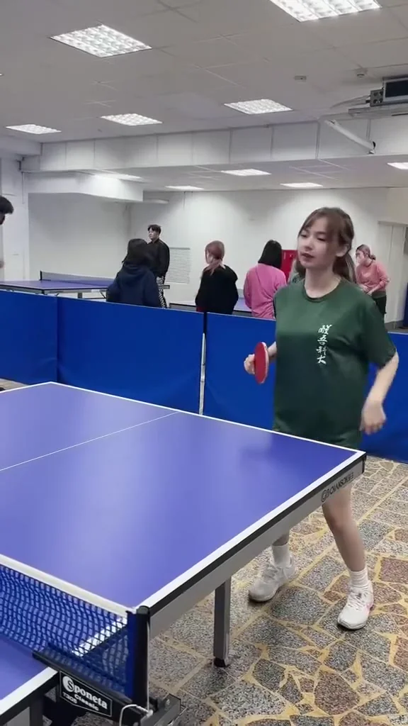網路美女短裙熱舞，舞動間滿是魅力！ 有人要教我打桌球嗎？我超爛的🥲