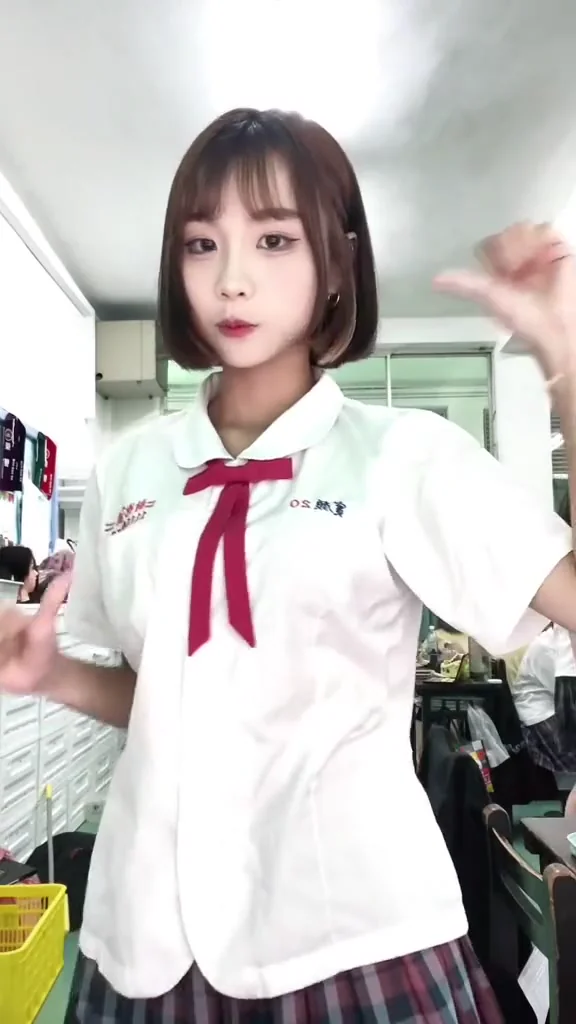 影片女神小蠻腰連身裙轉身，曲線美炸裂！ 徵男友