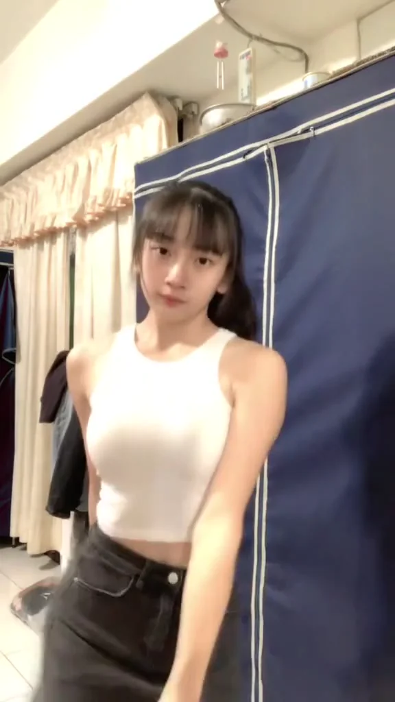 短視頻美女辣妹吊帶裙自拍，秒殺朋友圈！ 高馬尾➕臉擺不好