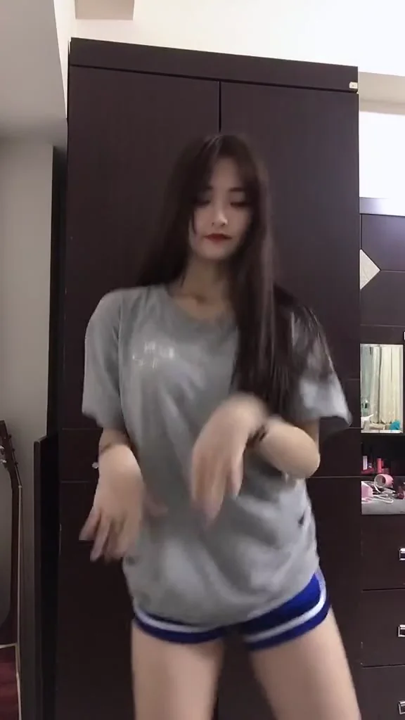 網路美女大長腿比基尼踏浪，夏天氣息滿滿！ 應該沒有走光吧