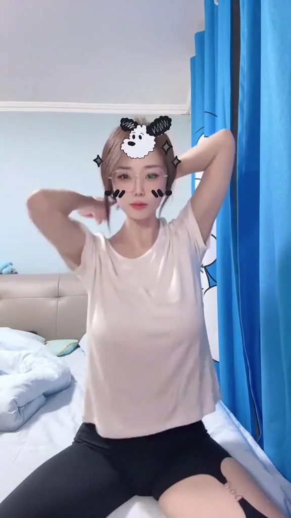 影片女神白嫩肌膚小內衣現場拍攝，美得不真實！ 想找人約個會
