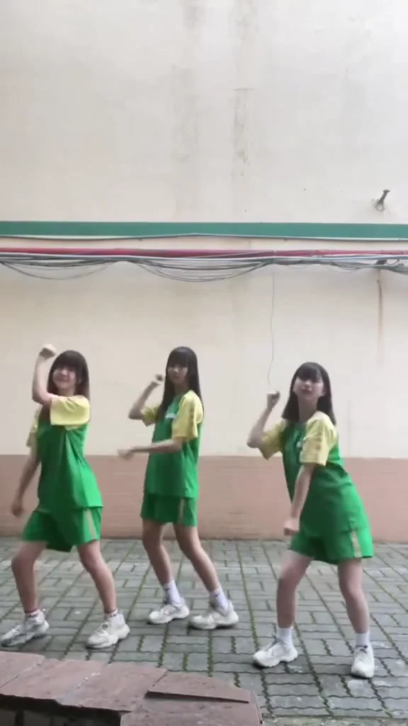 直播主翹臀辣妹居家服熱舞，現場沸騰！ 誰最可愛