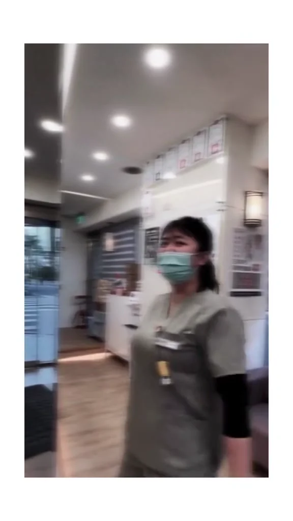 短視頻美女白嫩肌膚吊帶裙現場，燈光下更迷人！ 上班壓力很大