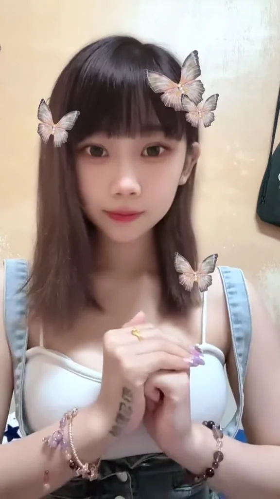 小紅書辣妹小背心自拍，眼神讓人腿軟！ 可愛吧