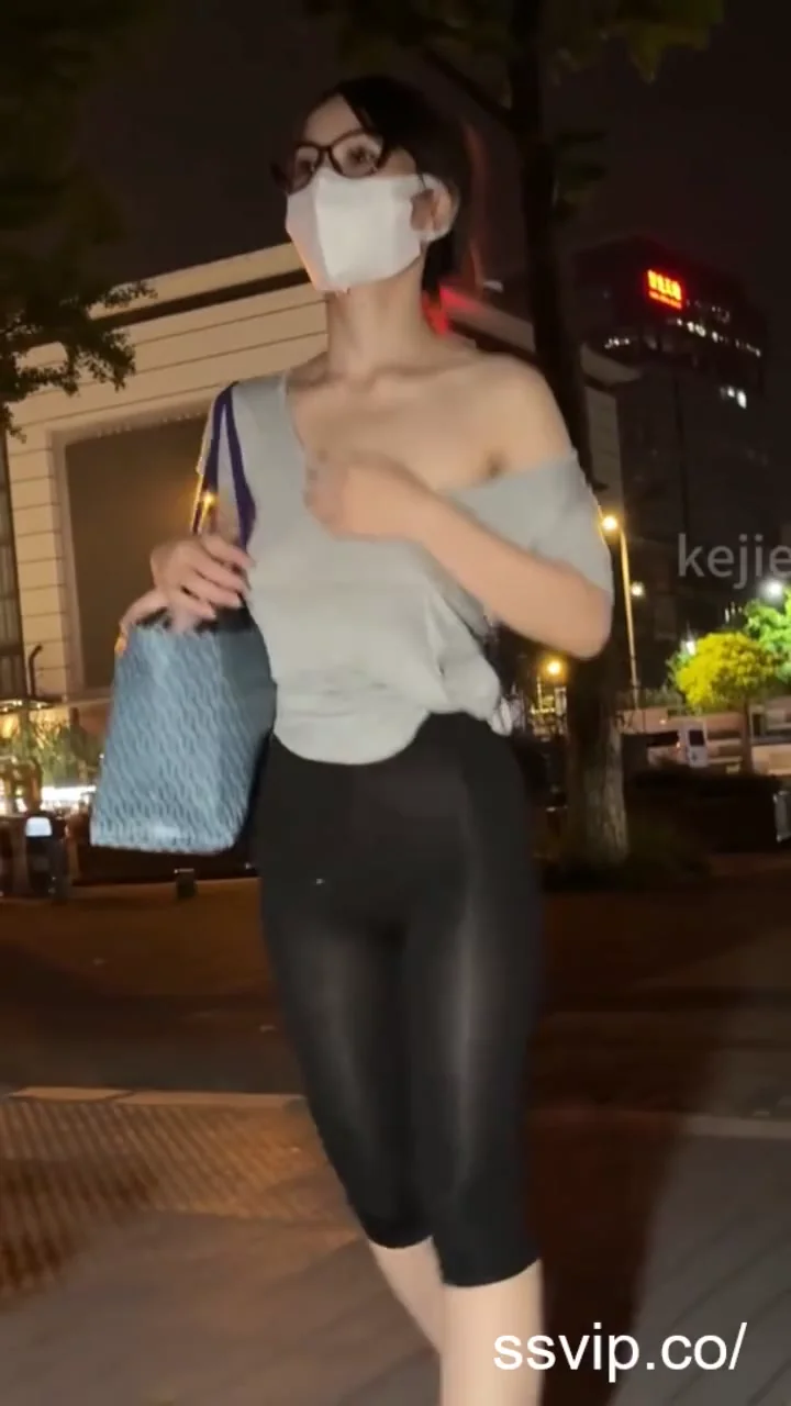 抖音性感女神小背心回眸，太撩人了！ 晚上外面還是很熱呀