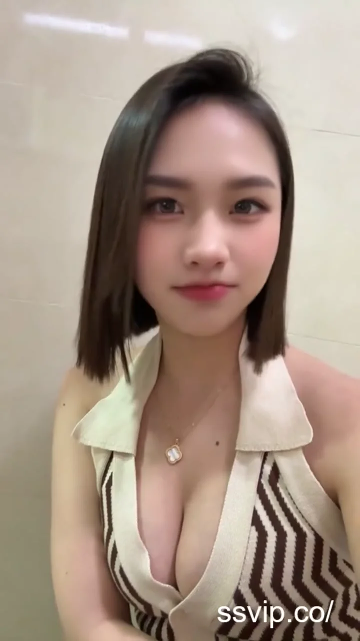 實況女神辣妹連身裙現場走秀，美到屏住呼吸！ 今天是開心的一天