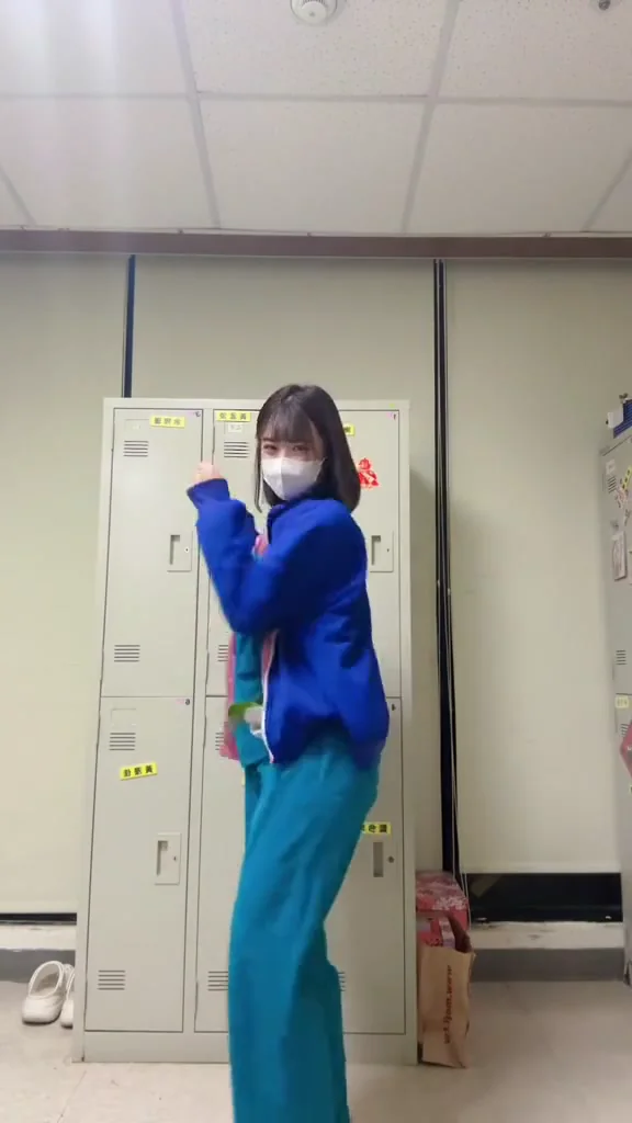 網路美女大長腿比基尼熱舞，曲線太養眼！ 想下班啊