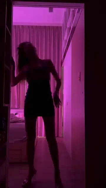 網路美女辣妹小背心走位，鎖死全場視線！ 睡前拍一下