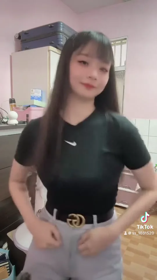 實況女神辣妹連身裙現場走秀，美到屏住呼吸！ 撞到底