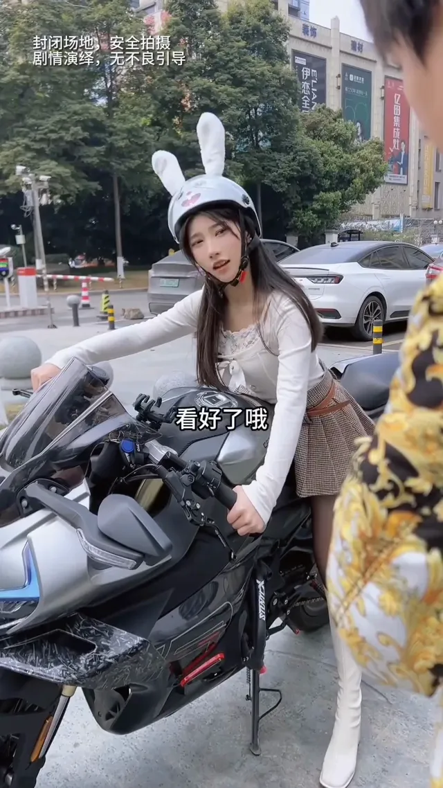 我想看的不是翹頭，是打開那兩顆隱藏式的車頭燈。🥰🥰