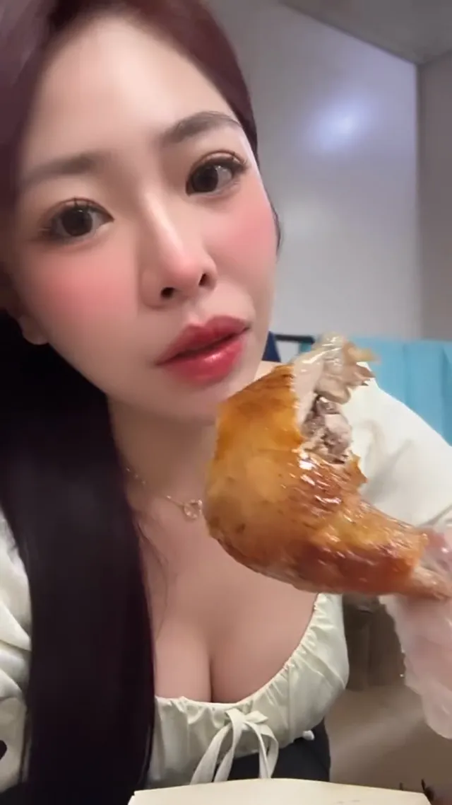 每次宵夜吃鹹酥雞真的吃的很膩⋯揪朋友一起吃烤雞超爽