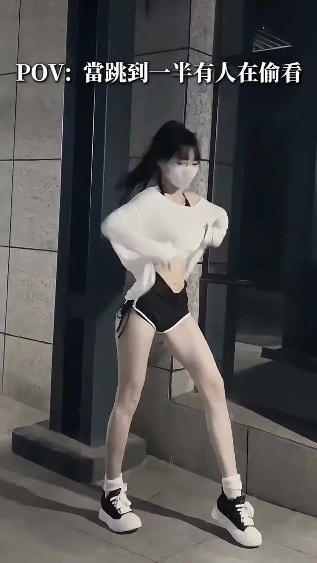 後面鏡子還藏一個人！