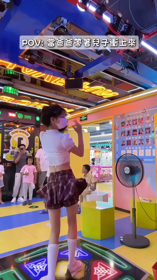 為什麼兒子看得比爸爸入迷 😝