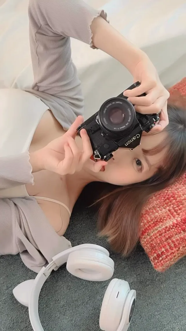 養隻貓嗎～😗 貓名：蕭喵喵 品種：待確認（大家覺得我像什麼貓咧～ 屬性：傲嬌、忠誠、專一性高、愛撒嬌 狀態：待領養 @forainest -📷 #棚拍 #棚拍攝影 #棚拍人像 #攝影棚 #攝影棚拍攝 #台南攝影棚 #人像拍攝