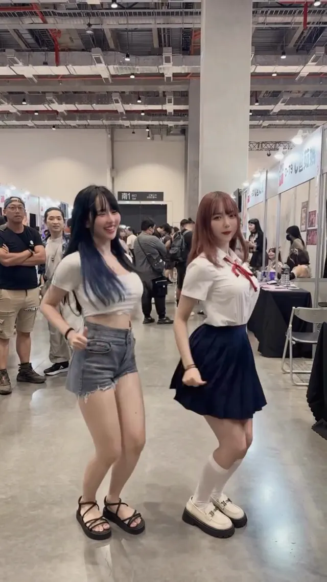(((o(＊ﾟ▽ﾟ＊)o))) 成人展攤位前走道 來個超社牛三振舞 香嘛✨😻 @_lucky_jing 超好cue 說跳就跳🤣 第一天沒有音響 讓大家等了好久 最後兩個人靠感覺在數拍跳🥴 #三振舞 #制服 #制服女子 #制服少女 #跳舞 #成人展 #jkf