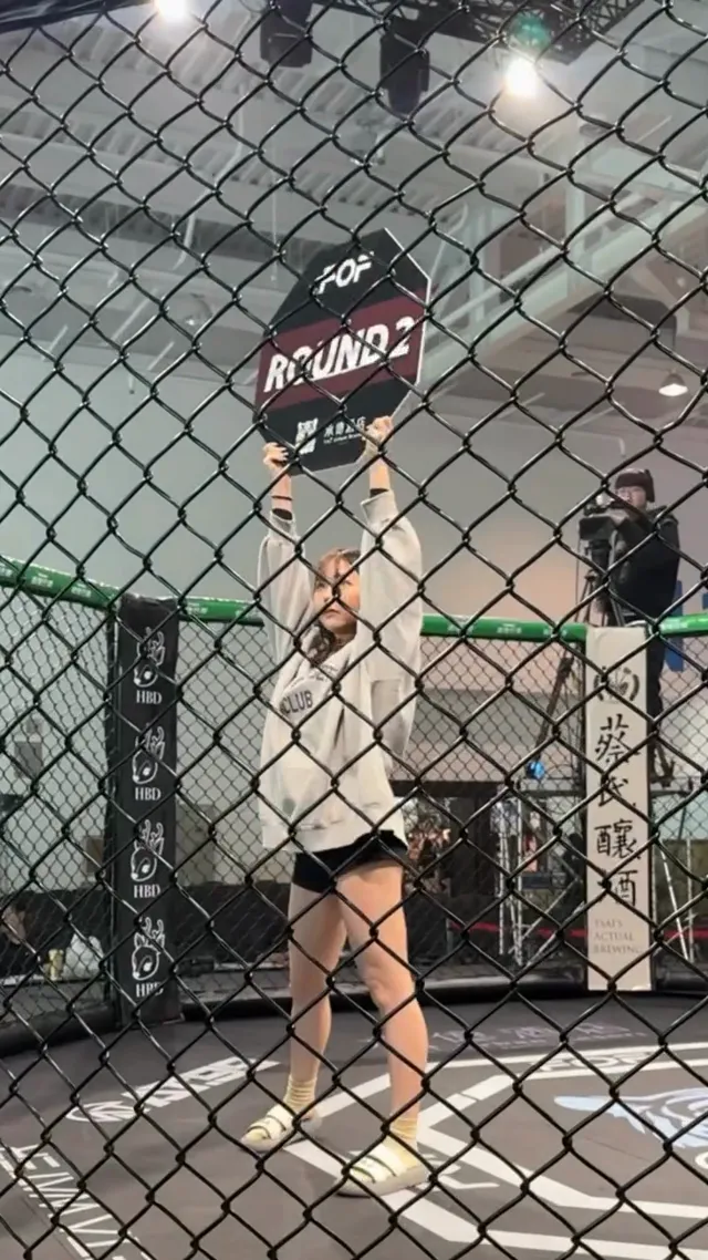 🥊 好好打 我才能為你頒獎呀🥇 第三次擔任 @fof_fightclub 的工作人員 從第一次無情的舉牌機器人 毫無關注賽事情況 到這次因為認識了幾位選手 讓我更加融入這次的賽事 與擂台之間的戰爭也更加有了情緒連結🔗 挺酷的活動 同時感謝 @chiuwe1 邀請 讓我交到蠻多不同類型的朋友（值得相處且真性情的那種）😆 #拳擊 #格鬥 #綜合格鬥 #綜合格鬥技 #拳願 #女郎