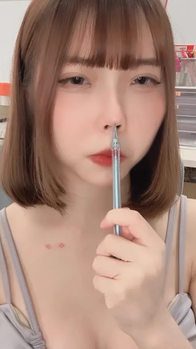 關於醫美⋯ 現代人的臉就像捏麵人（包含我） 靠著鈔能力 輕鬆打造出自己理想中的樣子 這裡打一點什麼 那邊補一些什麼 最後 真的會是我們想要的樣子嗎？ （我目前的答案是 會！可仍然不希望自己整過頭 #微整 #微整容
