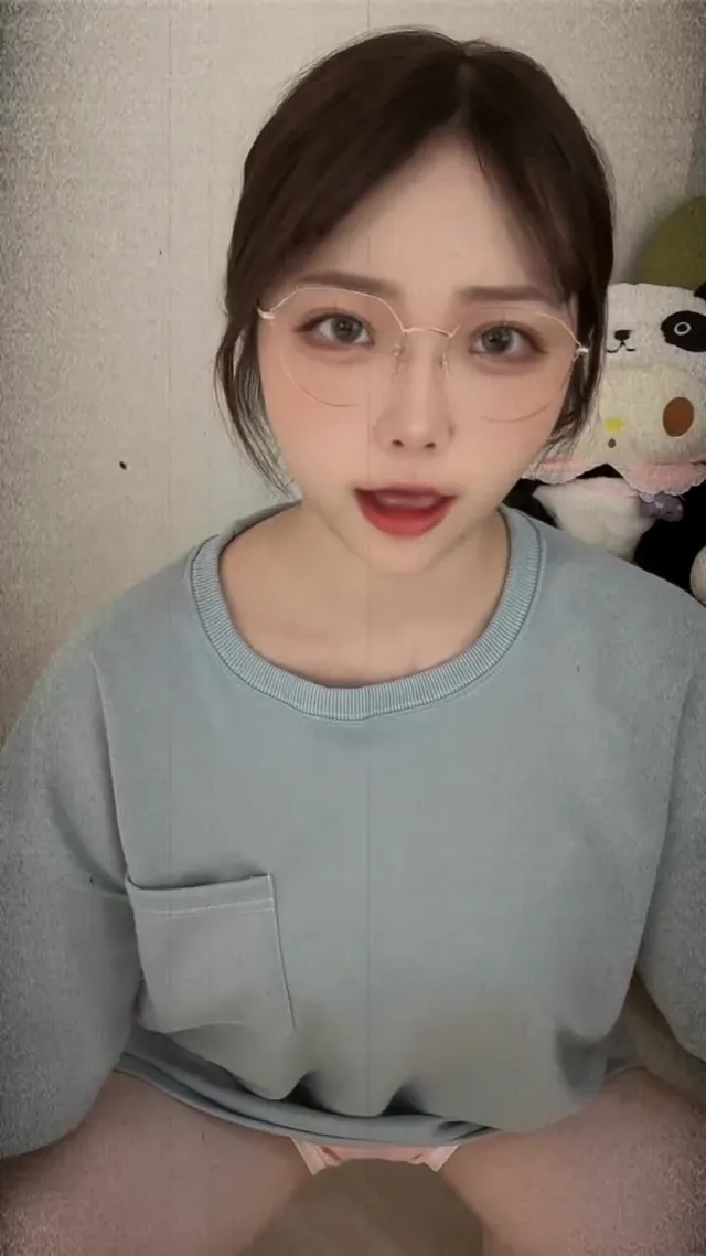 👧🏻就主打一個高反差 喜歡前還是後呢 嘻嘻 #變身 #反差 #女僕 #女僕服 #絲襪 #絲襪控 #絲襪腳 #眼鏡女子