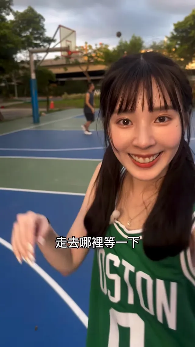 在球場直接搭訕帥哥🏀 究竟能不能成為三分球神射手⋯ 大家pick哪一位教練？？暑假還想看我學什麼運動底下留言告訴我🥹#0元不用錢 #籃球 #運動生活 #奧運