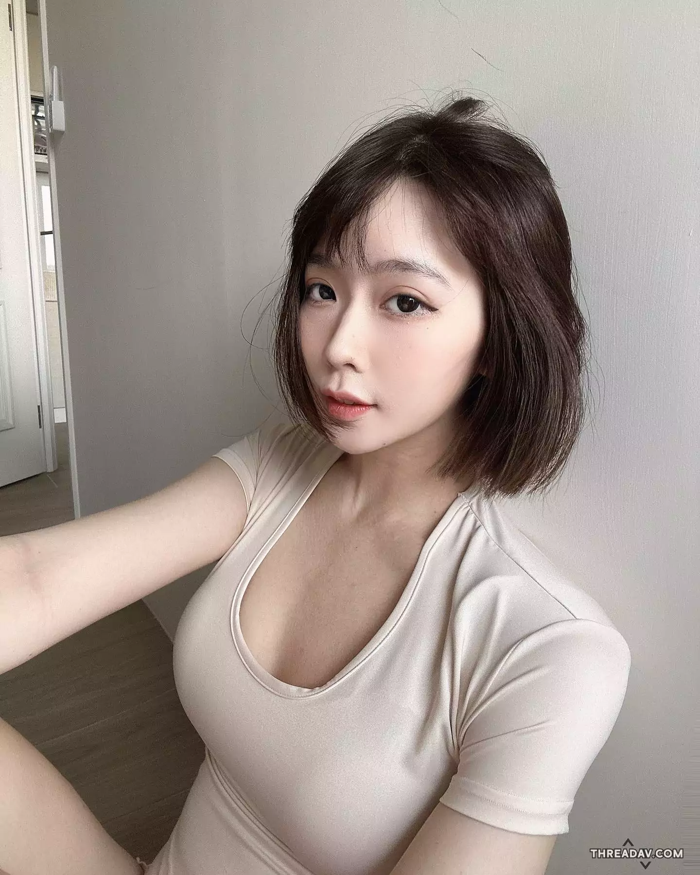 小學老師變身性感長腿模特！芳岑Gina完美轉換身分，網友驚艷爆表