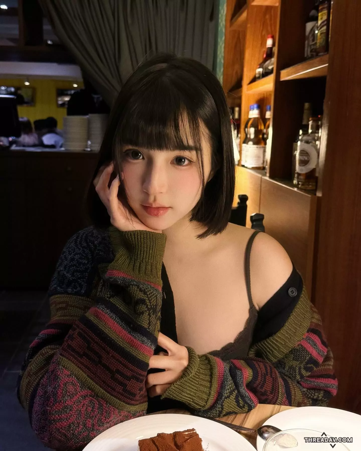 真實美女現身！短髮雪乳妹外套意外滑落，白皙美胸引人大開眼界 - 網路美女
