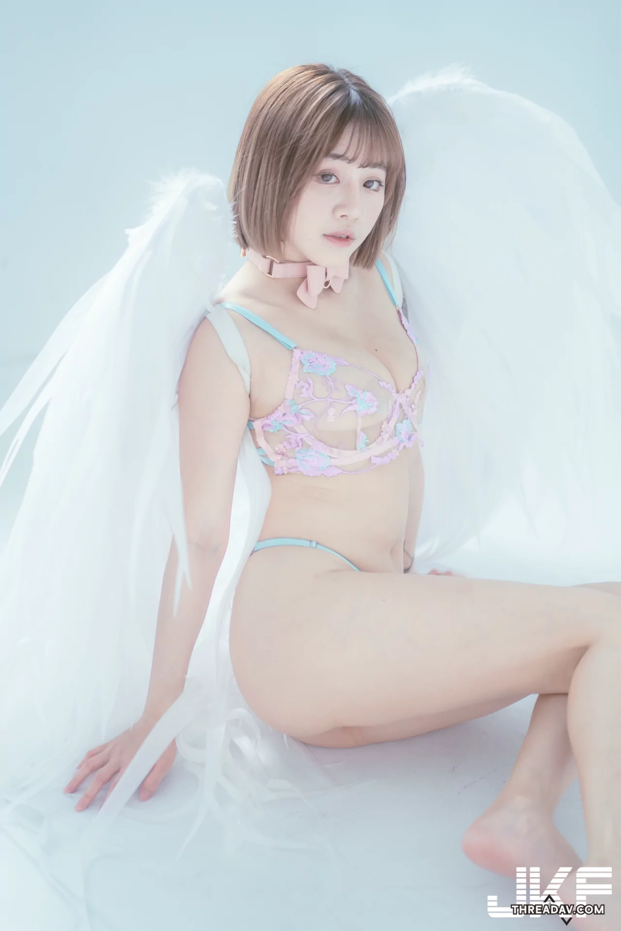 深溝短髮正妹「涵涵」性感前傾姿勢曝光，床上照辣眼！ - 網路美女魅力無限
