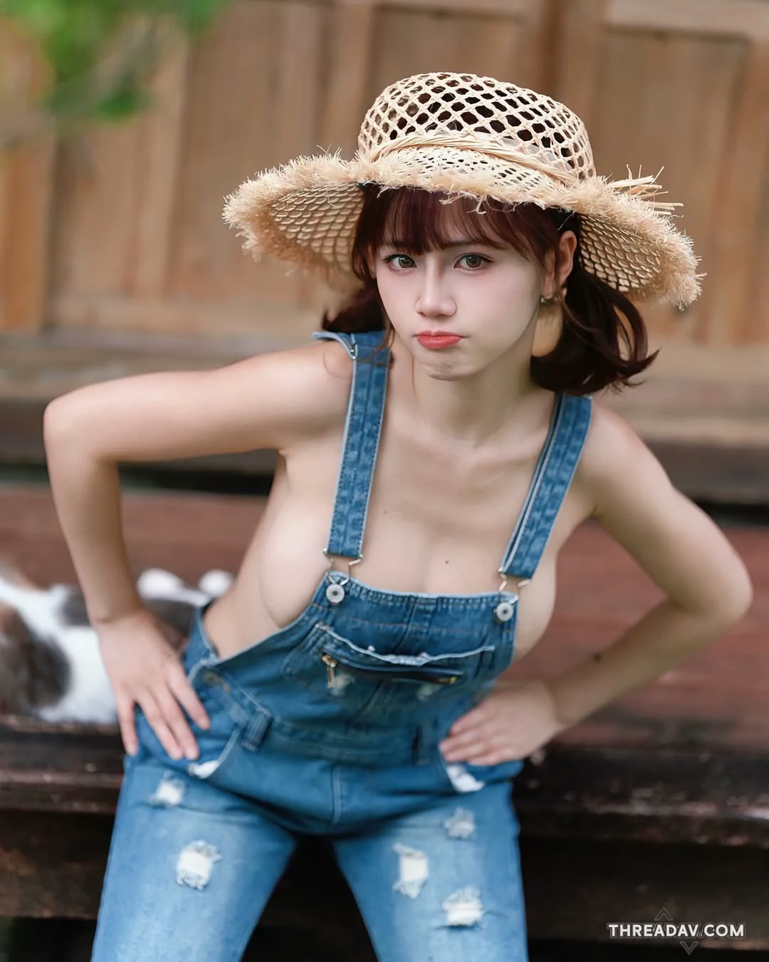 「HANHAN」淘氣正妹充氣吊帶褲，男人必看「兇猛奶量」！