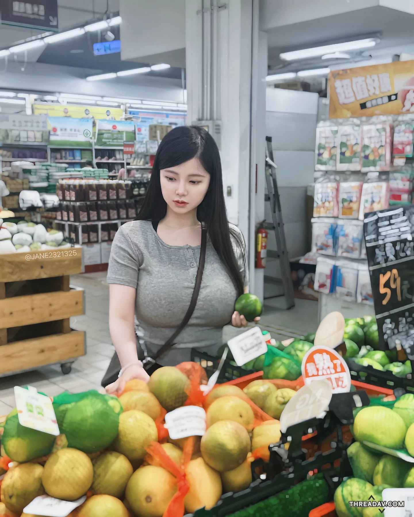 巨乳正妹逛超市！進擊乳量貼身上衣擋不住
