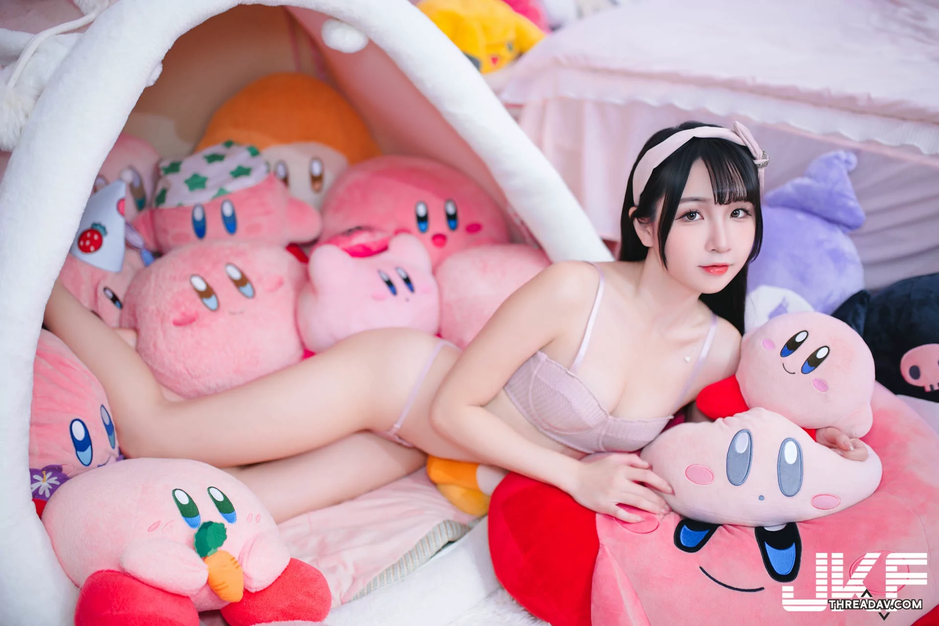 賽車辣妹「UU」變身粉嫩美少女！性感爆乳內衣秀「雪乳蜜桃」引爆你的視覺享受！