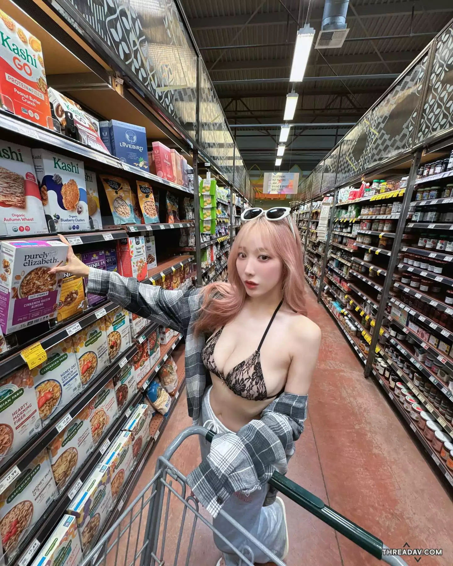 超兇猛H杯神乳正妹「小宵虎南」內衣逛超市，風格狂放！ - 網路美女