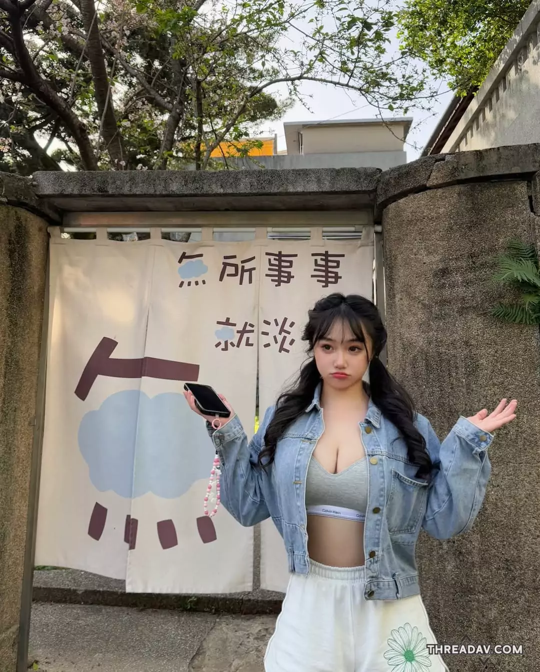 老街驚見巨乳妹「小九九」，「波濤抹茶」比淡水河還不平靜！ - 深度探討網路美女現象