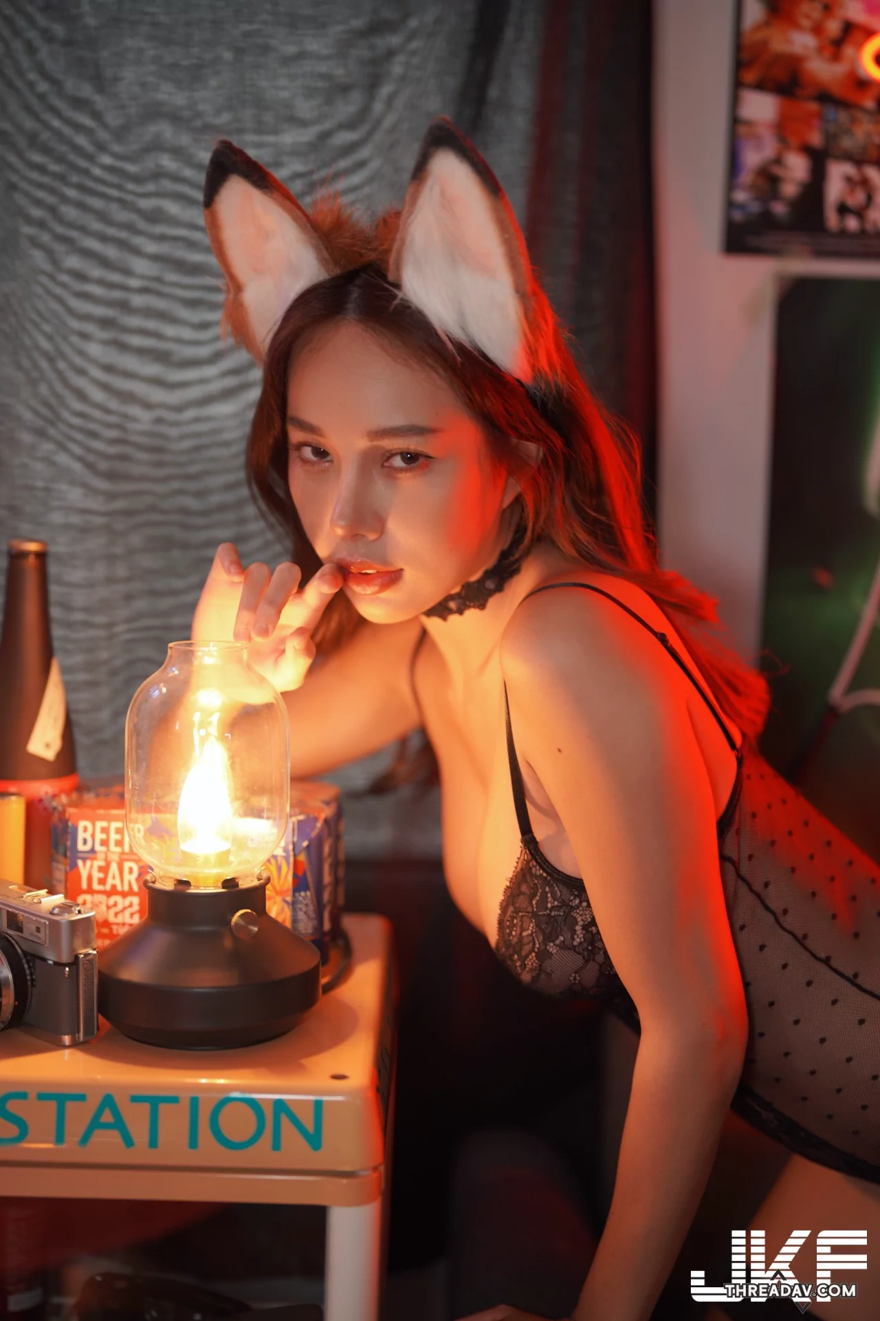 「李尾巴」古銅色美肌辣妹火辣連身裝，姿勢誘惑深溝幾乎外露！