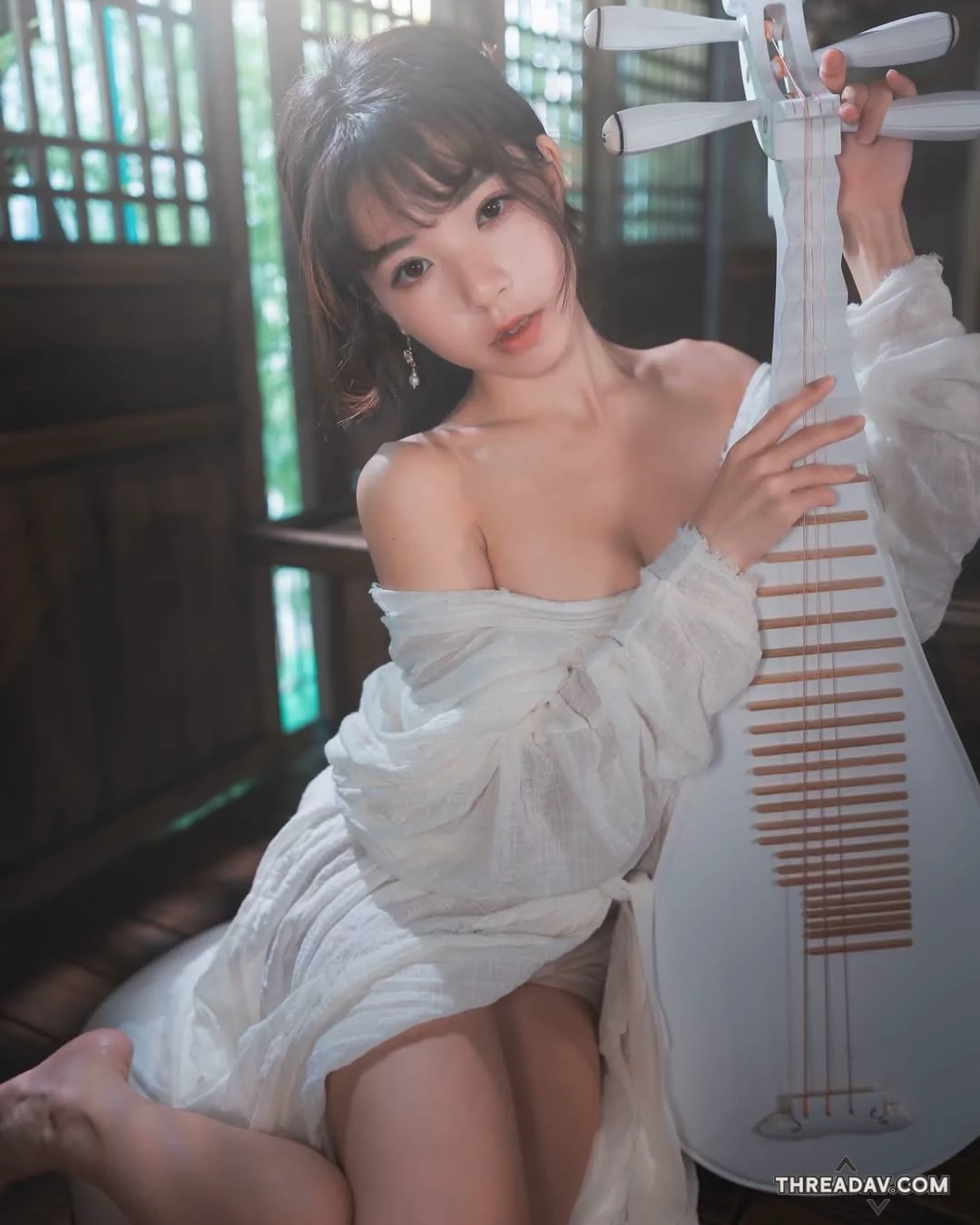 瑀彤Shirley古典美人衣落露花香，香肩美乳迷人又沈醉！ - 網路美女