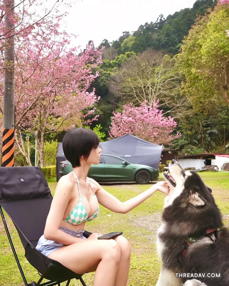 鹿林道性感女孩「A栗」露營穿比基尼，逗愛犬畫面超療癒！ | 網路美女最新熱門