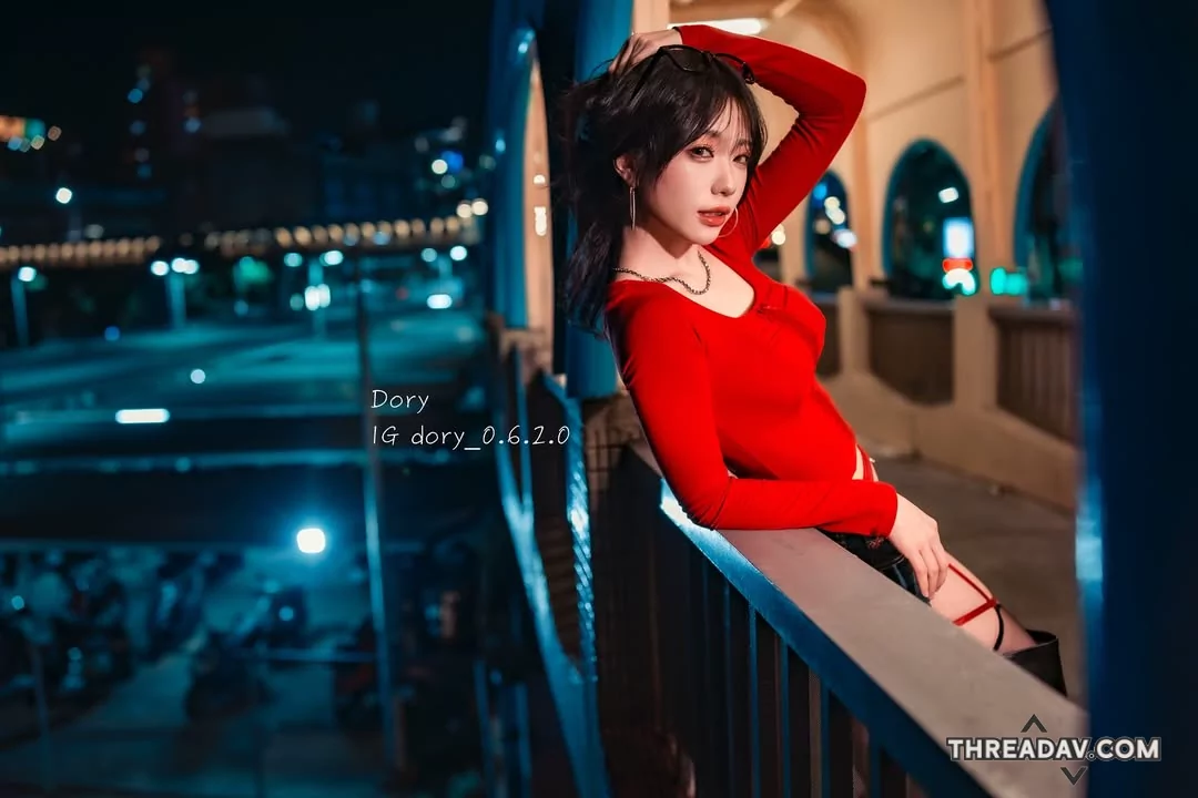 夜晚紅衣美女！Dory橋穿性感吊帶引眾人矚目